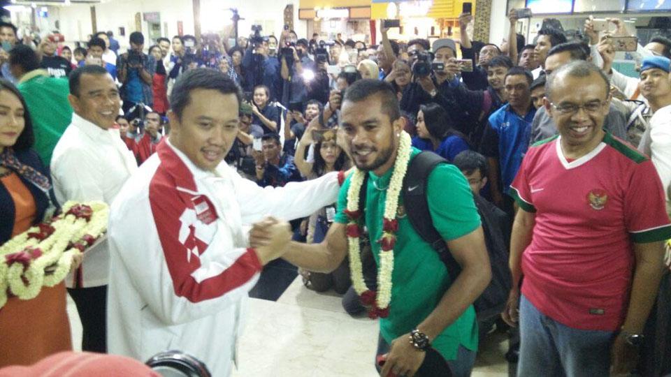 Menpora Imam Nahrawi (kiri) menyambut kedatangan Timnas Indonesia usai pagelaran Piala AFF 2016 di Bandara Soekarno-Hatta, Minggu (18/12/16).